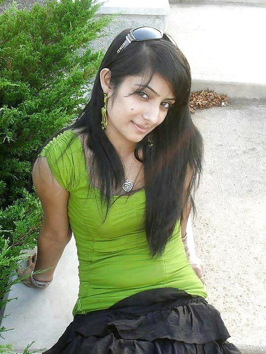25P Pakistani and Indian College And School Girls Images