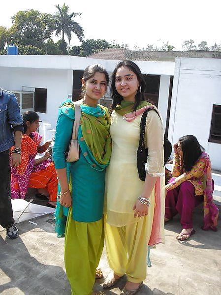25P Pakistani and Indian College And School Girls Images