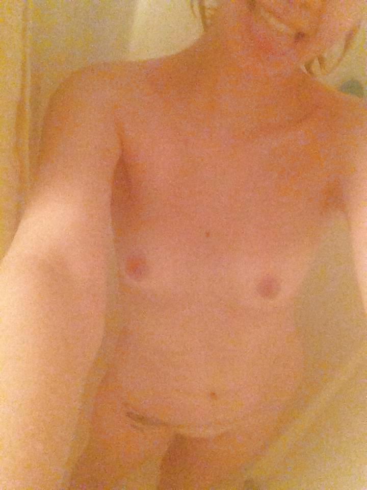 15P SISTERS PHONE - STOLEN SELFIES OF HER & FRIENDS