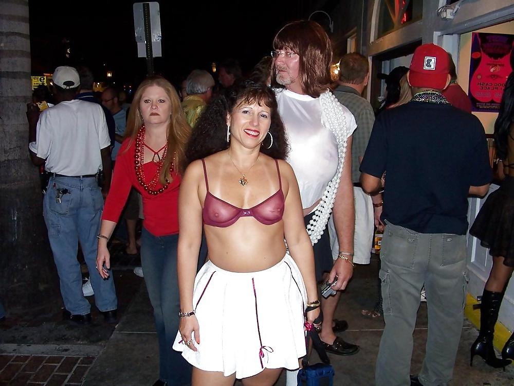 25P Babes in durchsichtigen BHs.