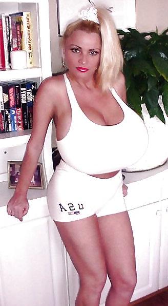 15P Grosse busen sexy verpackt. Big boobs dressed sexy