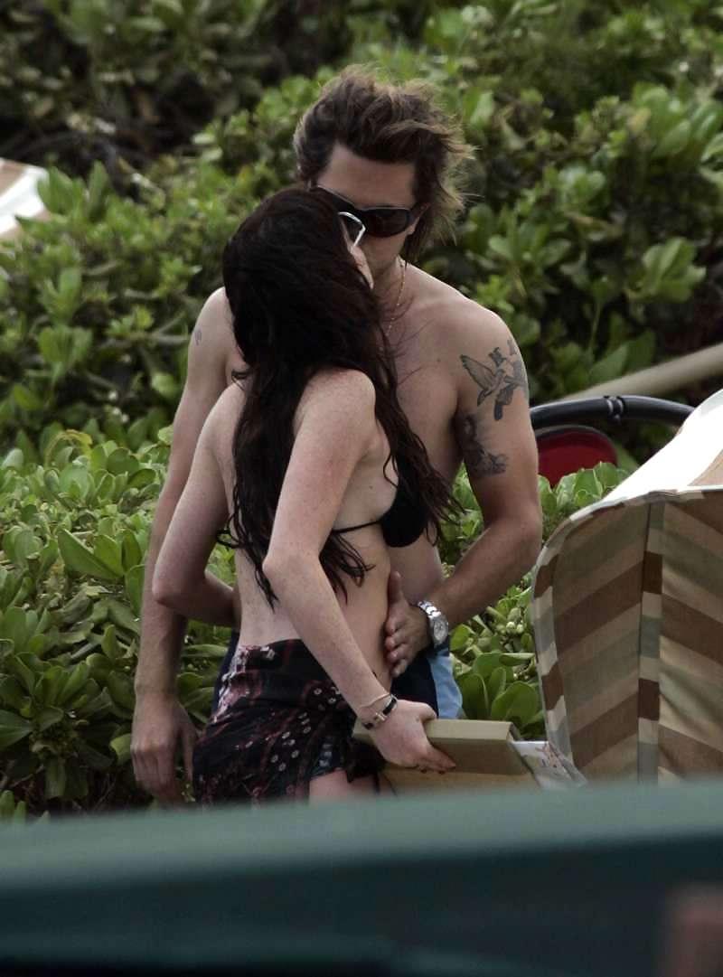 10P Lindsay Lohan having her boobs grabbbed at the beach