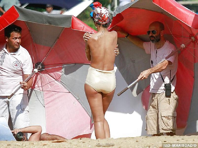 25P Rihanna Goes Topless For Vogue Brazil In Beach Photoshoot 