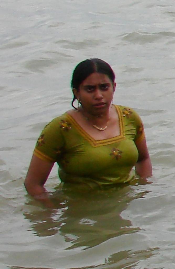 25P Wet indian Auntys