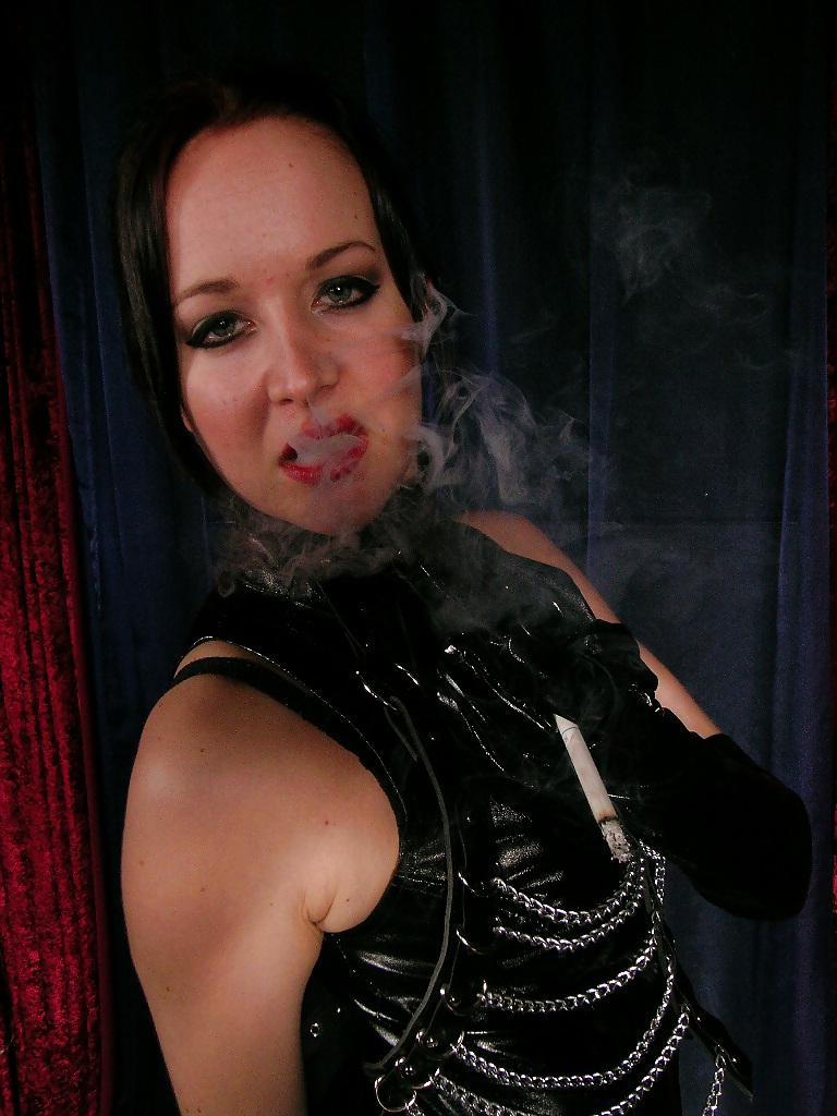 11P Smoking Aroura