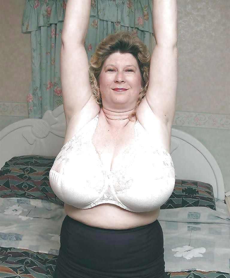25P Big bras on Boom