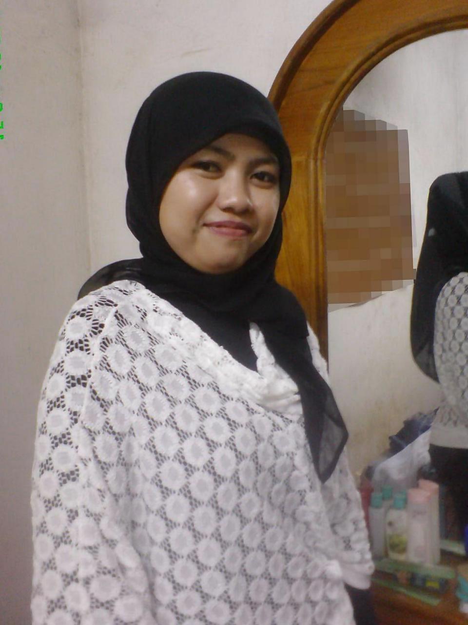 17P Indonesian hijab girl banged