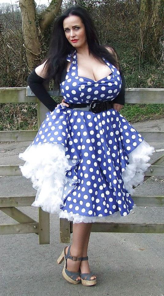 25P Sarah Lang big tits uk 