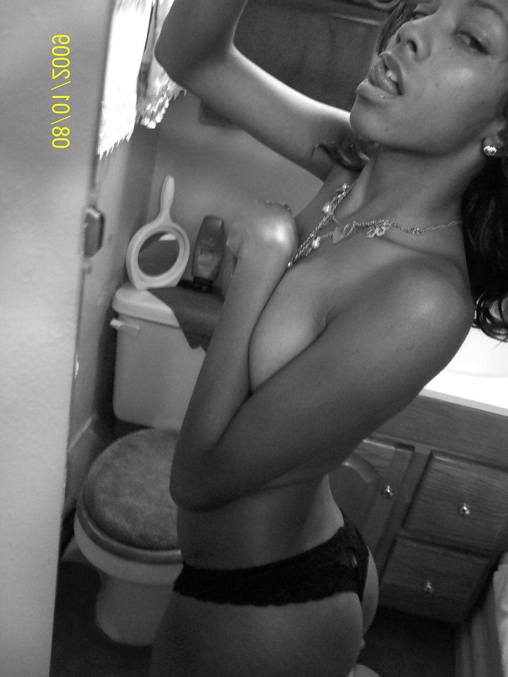 25P Pretty Amateur Ebony SelfShot