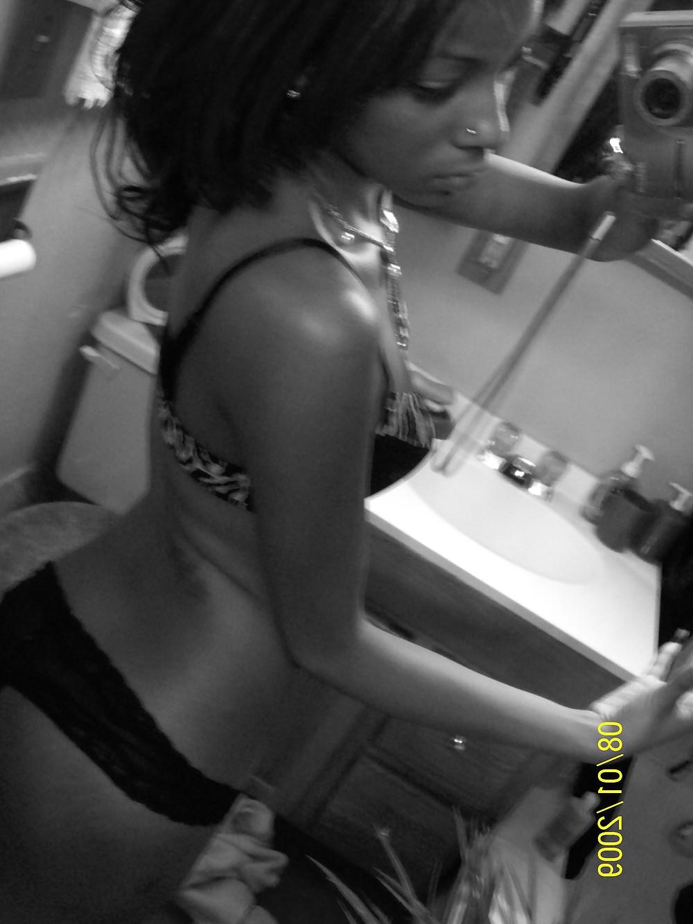 25P Pretty Amateur Ebony SelfShot