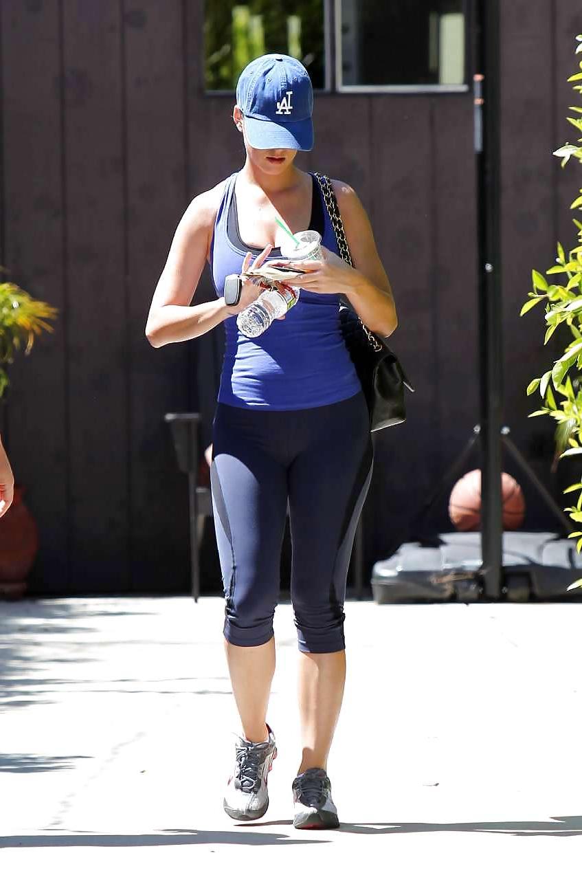 16P Katy Perry caught showing soft cleavage n ass 