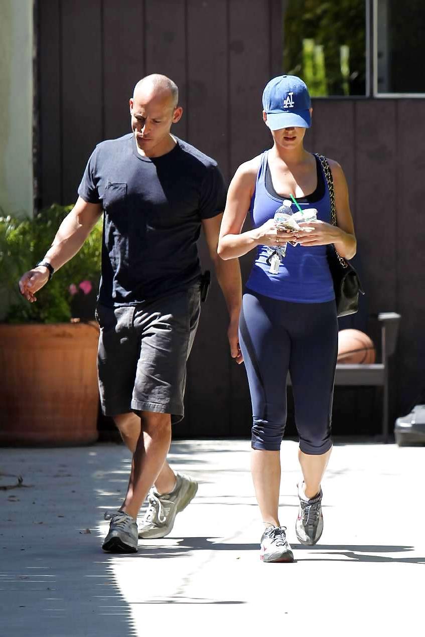 16P Katy Perry caught showing soft cleavage n ass 