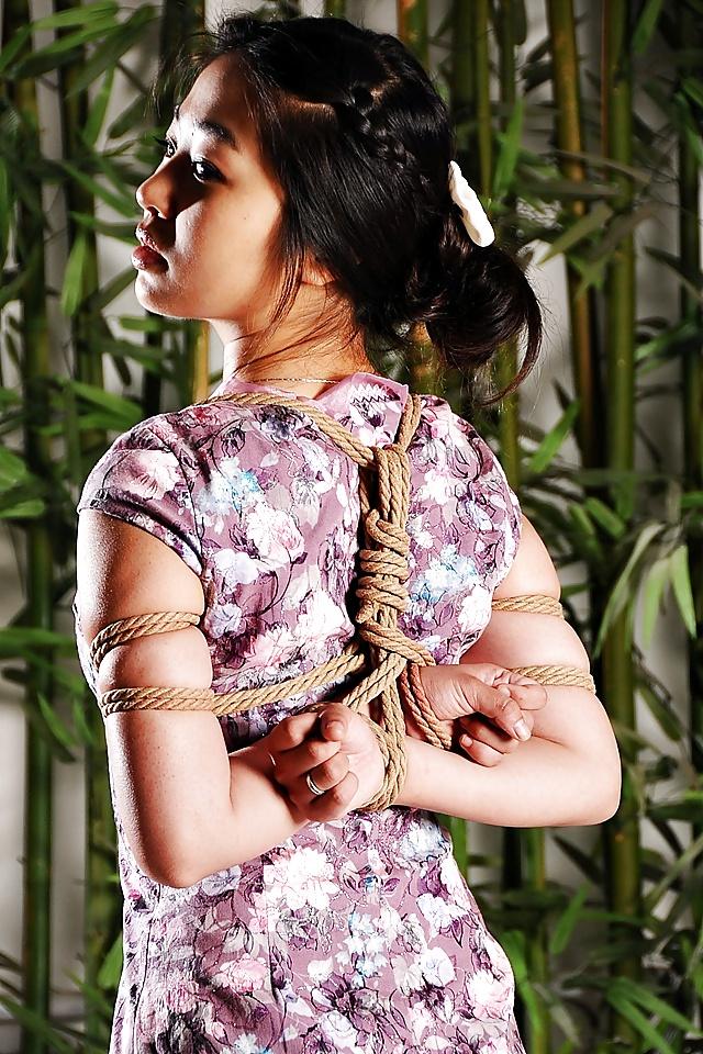 25P Elegant Chinese slaves in bondage