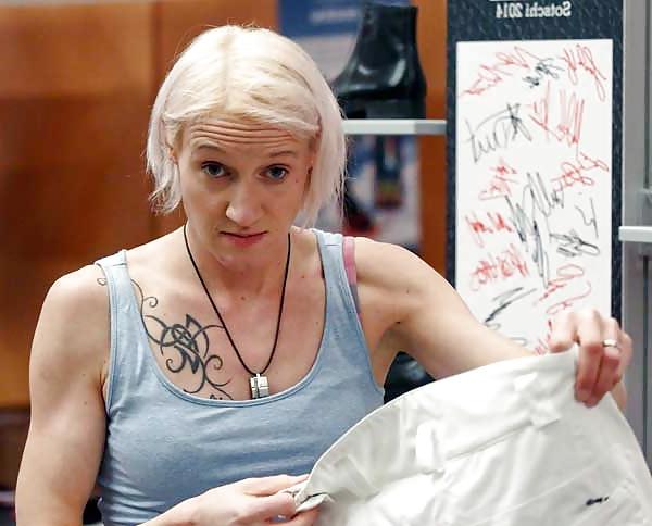 25P New short haired sports babes