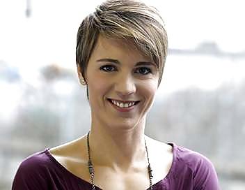 25P New short haired sports babes