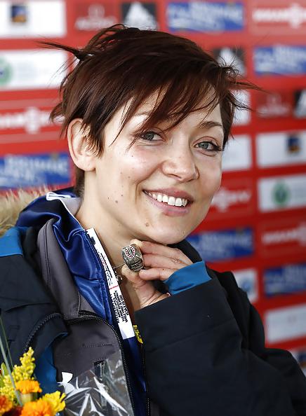 25P New short haired sports babes