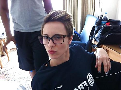 25P New short haired sports babes