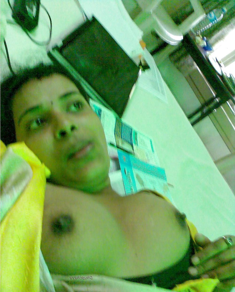 5P Indian lady showing tits hiking saree to expose pussy