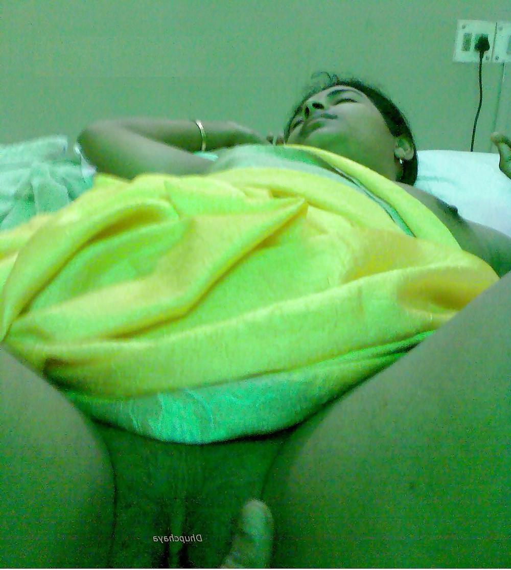 5P Indian lady showing tits hiking saree to expose pussy