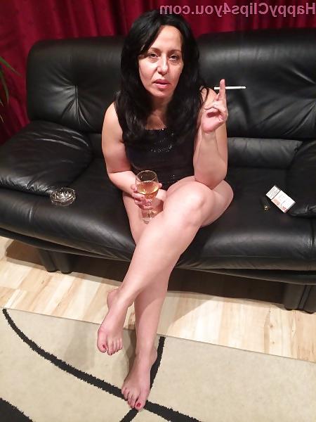 7P Mature Alisa smoking