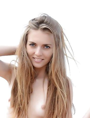 25P Blondes with nice tits