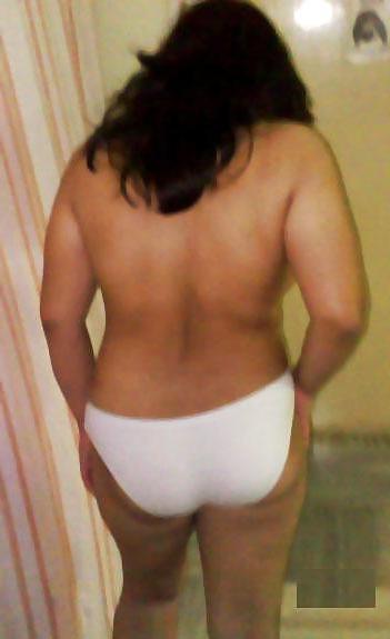 25P AN Indian Aunt Exposing Her Great Assets Nice Pics