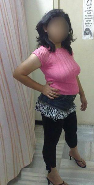 25P AN Indian Aunt Exposing Her Great Assets Nice Pics