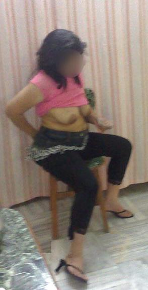 25P AN Indian Aunt Exposing Her Great Assets Nice Pics