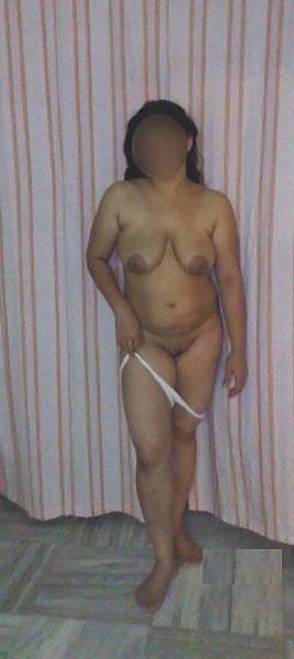 25P AN Indian Aunt Exposing Her Great Assets Nice Pics