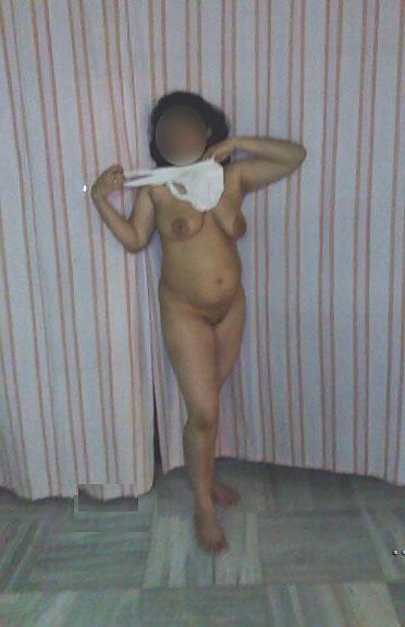 25P AN Indian Aunt Exposing Her Great Assets Nice Pics