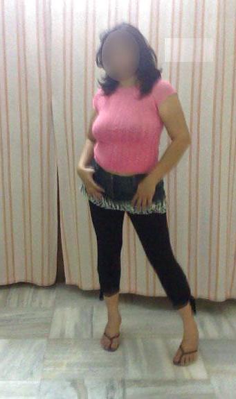 25P AN Indian Aunt Exposing Her Great Assets Nice Pics