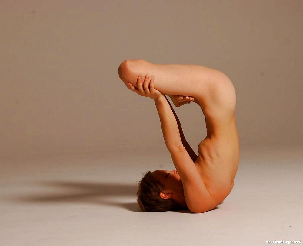 12P Crazy Nude Yoga