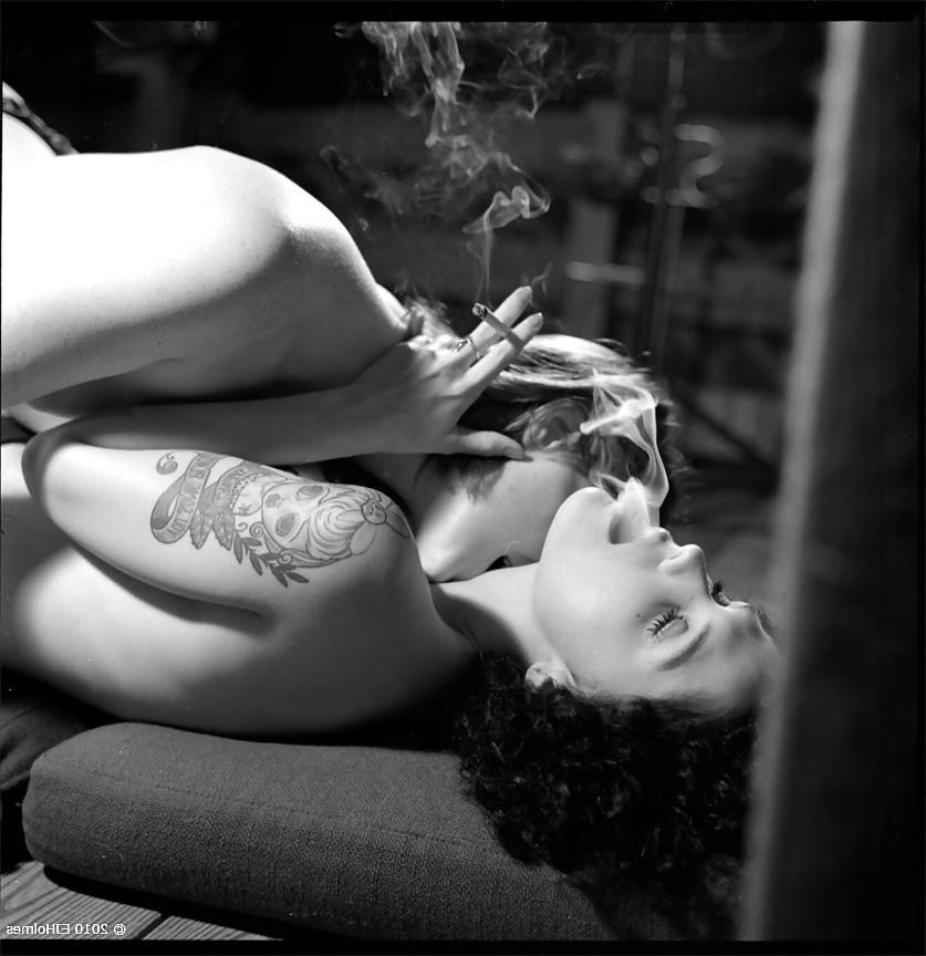 25P Smoking Babes - Lesbian Kissing