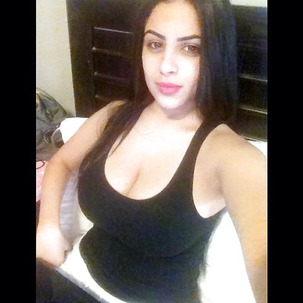 25P Big tit babe Non nude