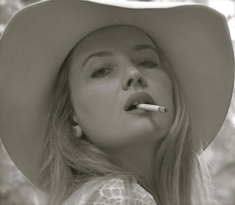 25P Smoking Babes