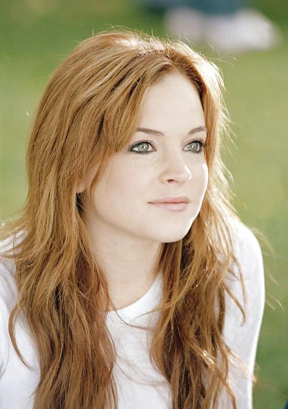 24P Lindsay Lohan exposing tit while caught in bikini!