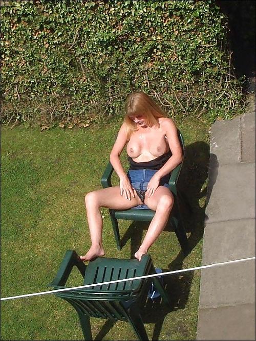 12P Nackt im Garten