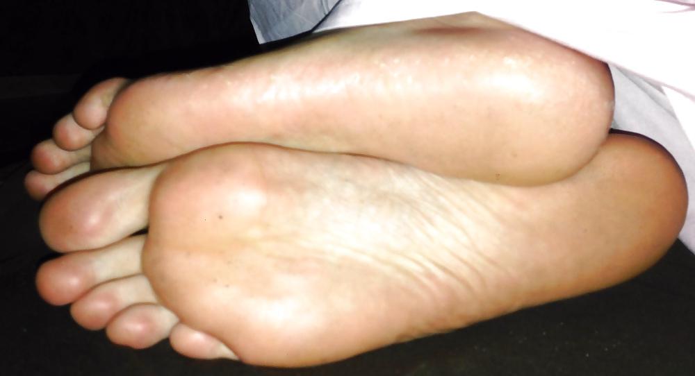 10P My friend's feet soles caught on bed
