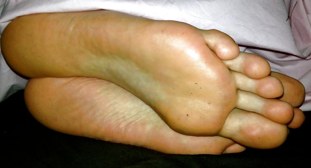 10P My friend's feet soles caught on bed