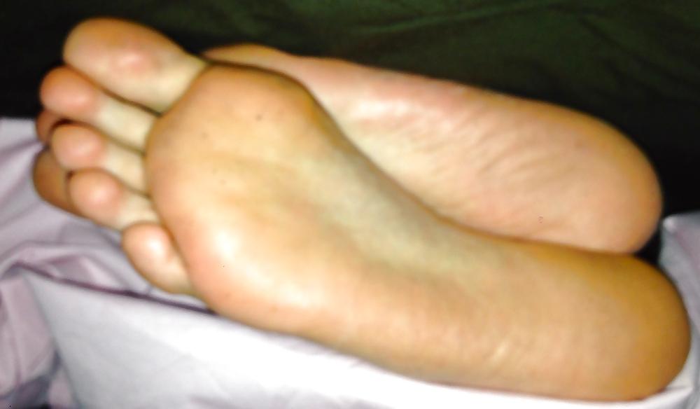 10P My friend's feet soles caught on bed