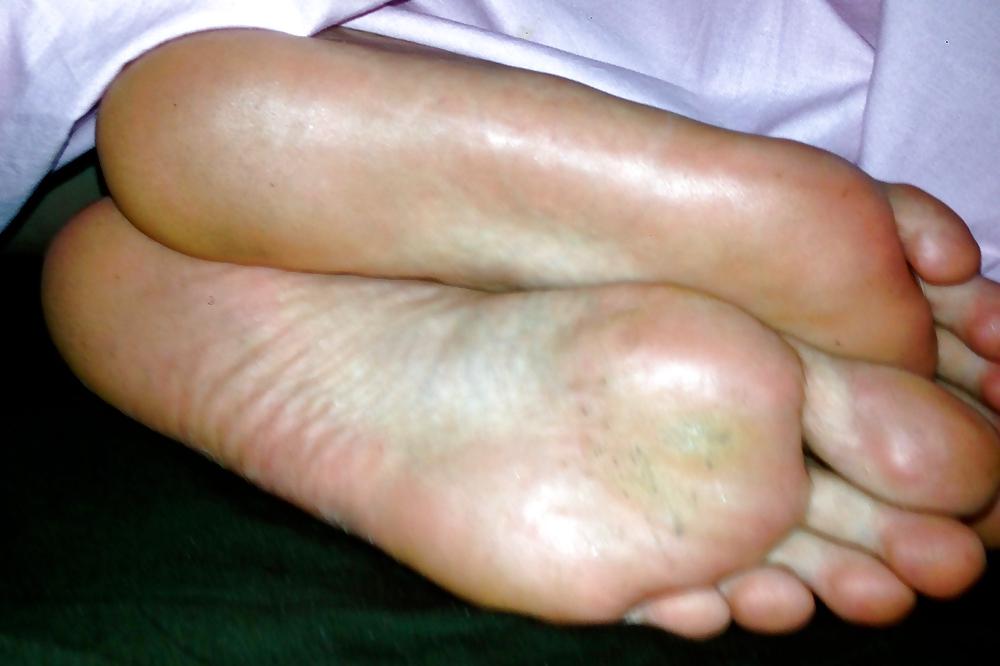 10P My friend's feet soles caught on bed
