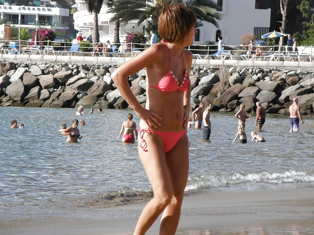 25P Spanish summer girls, showing their delightful bodies.