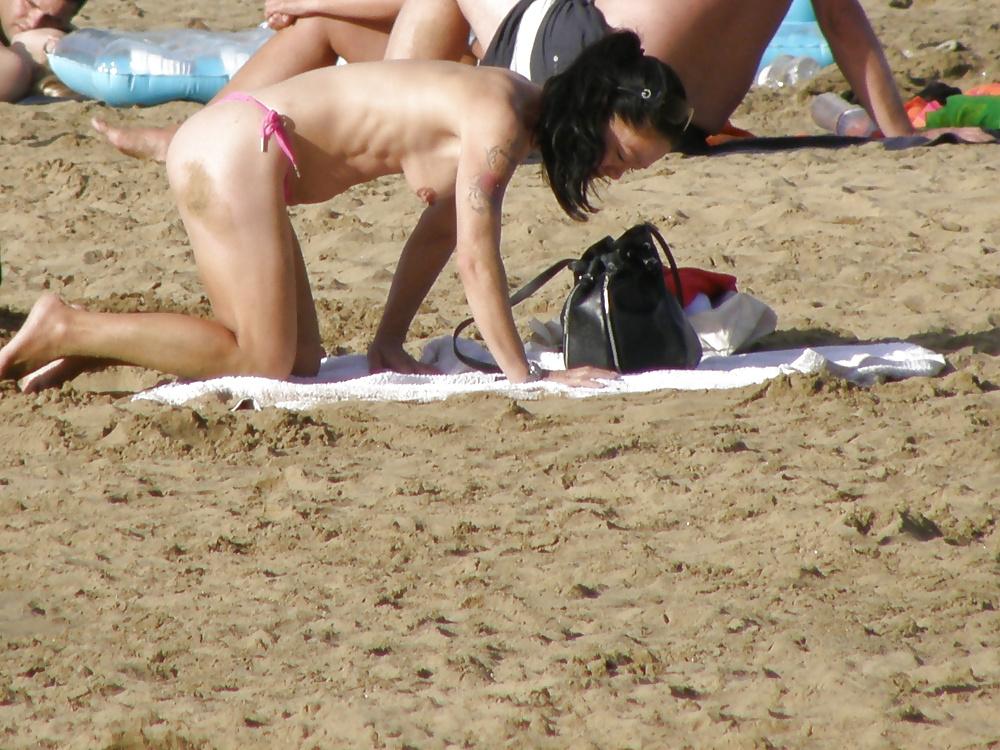 25P Spanish summer girls, showing their delightful bodies.