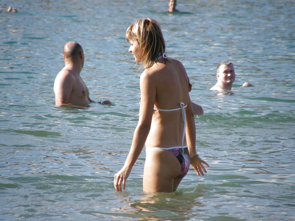 25P Spanish summer girls, showing their delightful bodies.