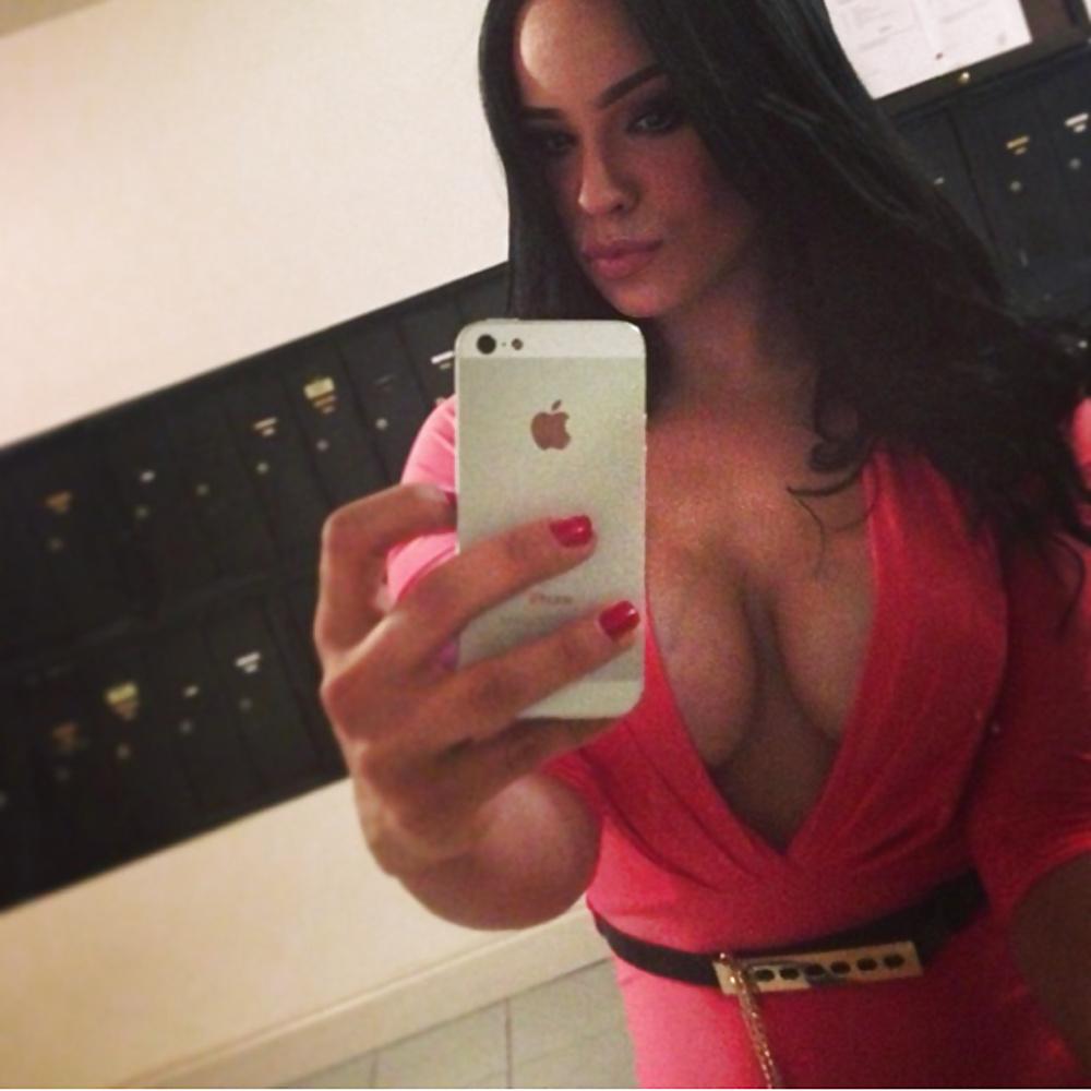 18P Big breasted american milf