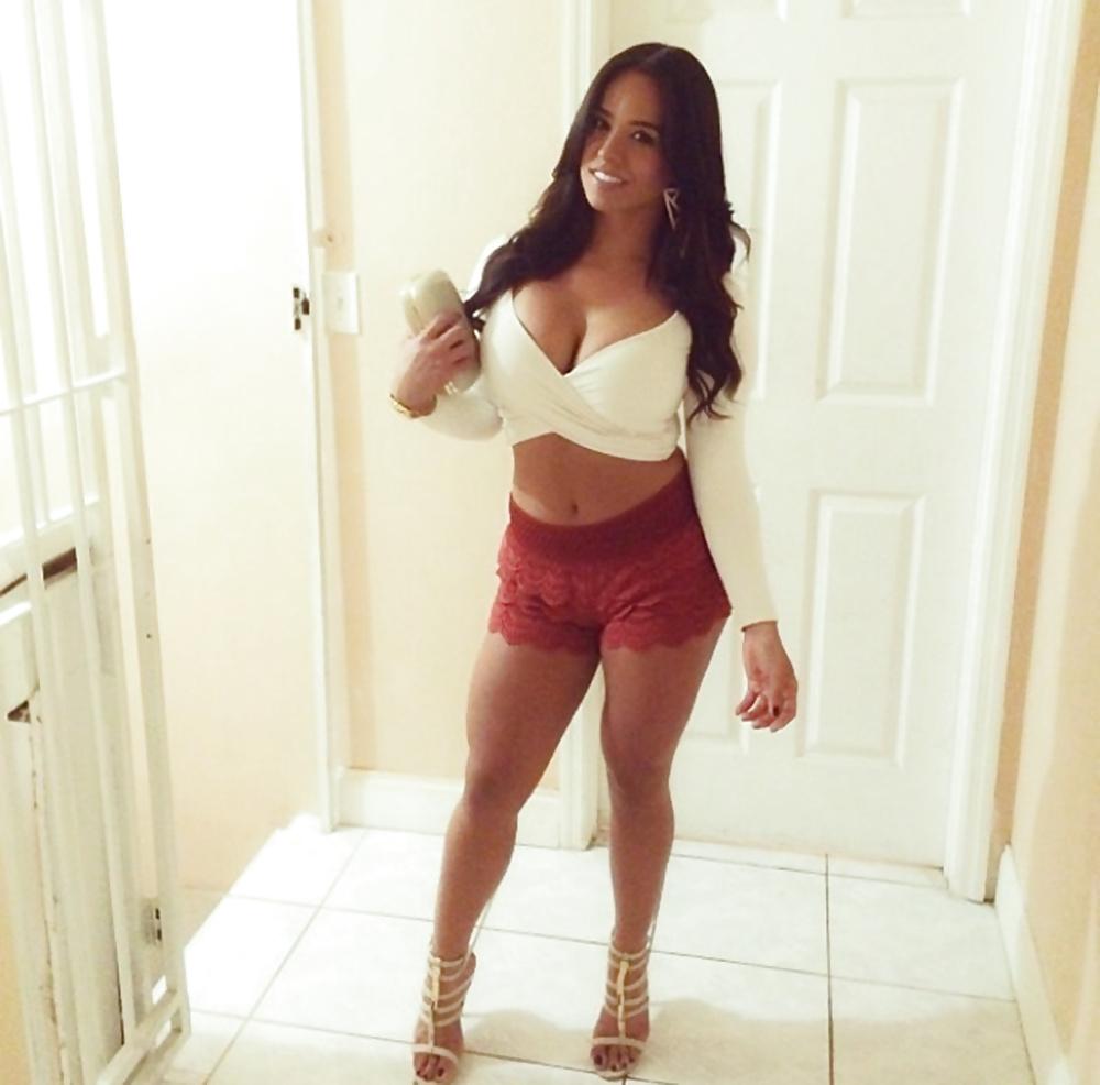 18P Big breasted american milf