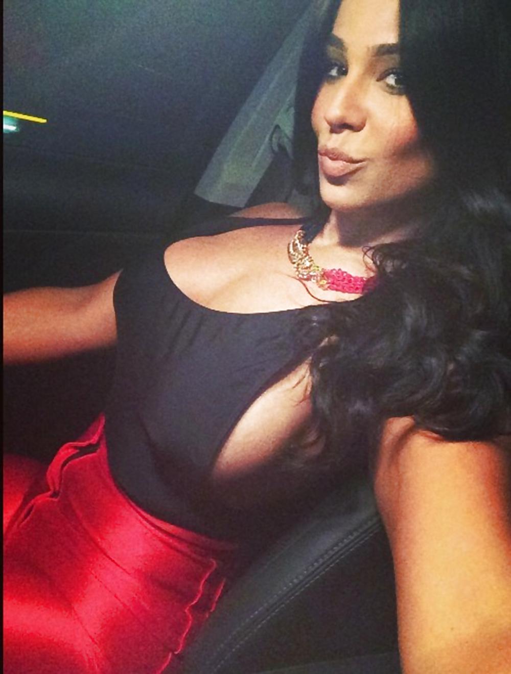 18P Big breasted american milf