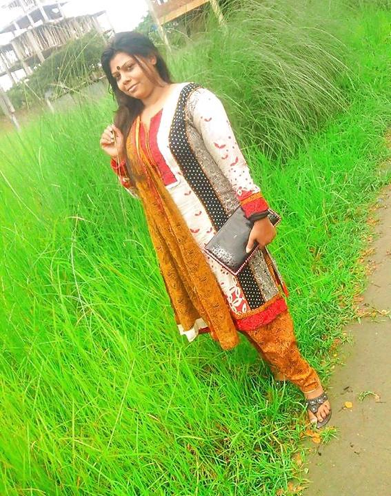 20P Lovely indian aunty