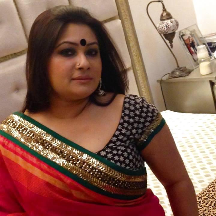 20P Lovely indian aunty