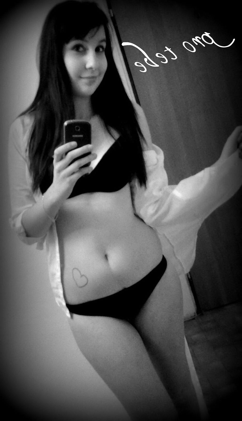 25P Selfie cell phone girl